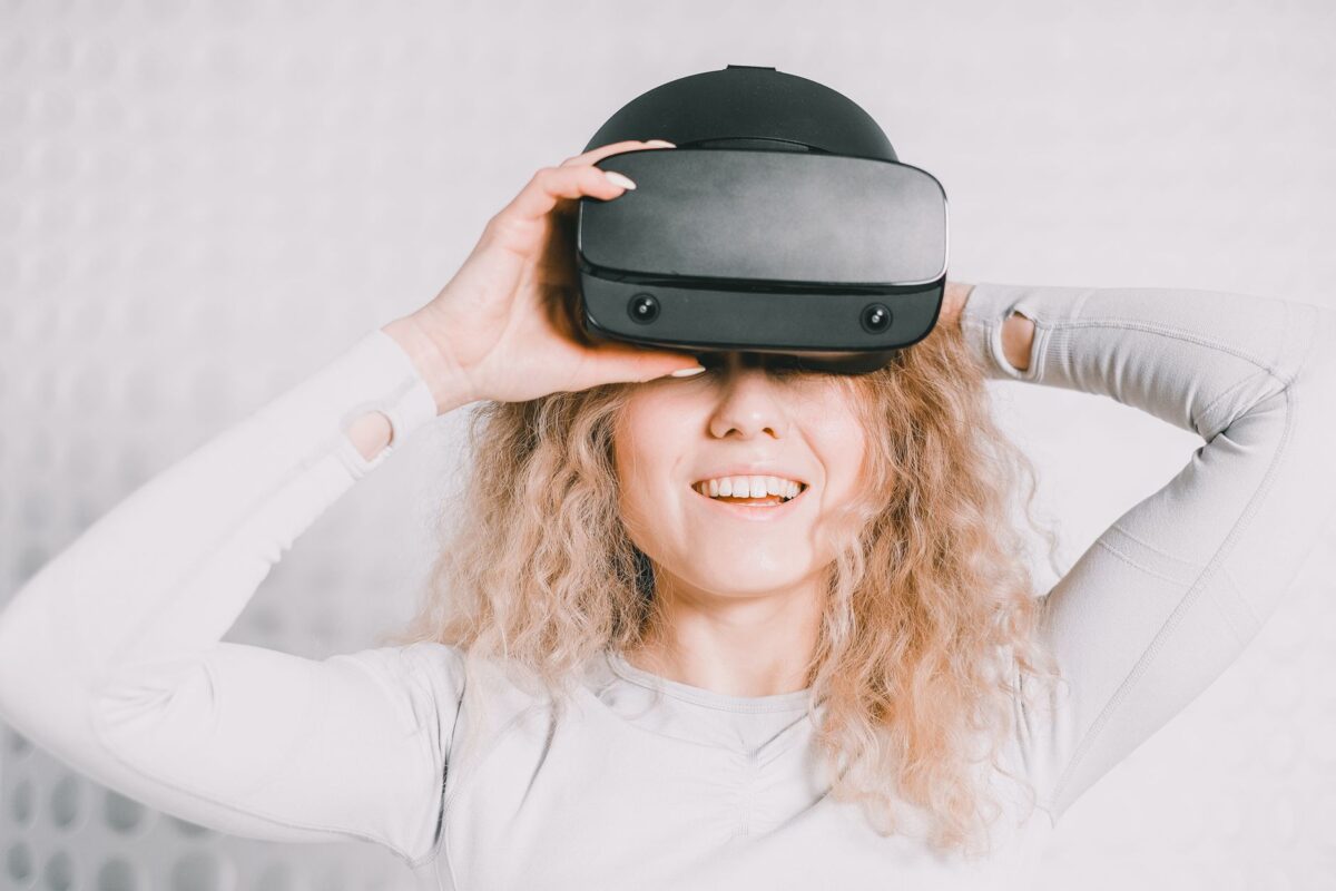 Casque de realite mixte pose sur une table, illustration du materiel Apple Vision Pro