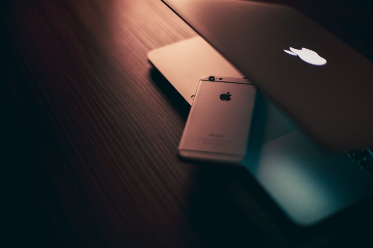 Ordinateur portable et smartphone sur un bureau, lumiere d ambiance