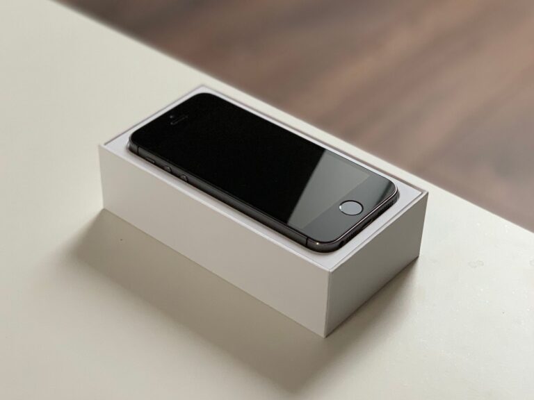 Minimalistic image of a smartphone on its packaging, ideal for tech and gadget themes.