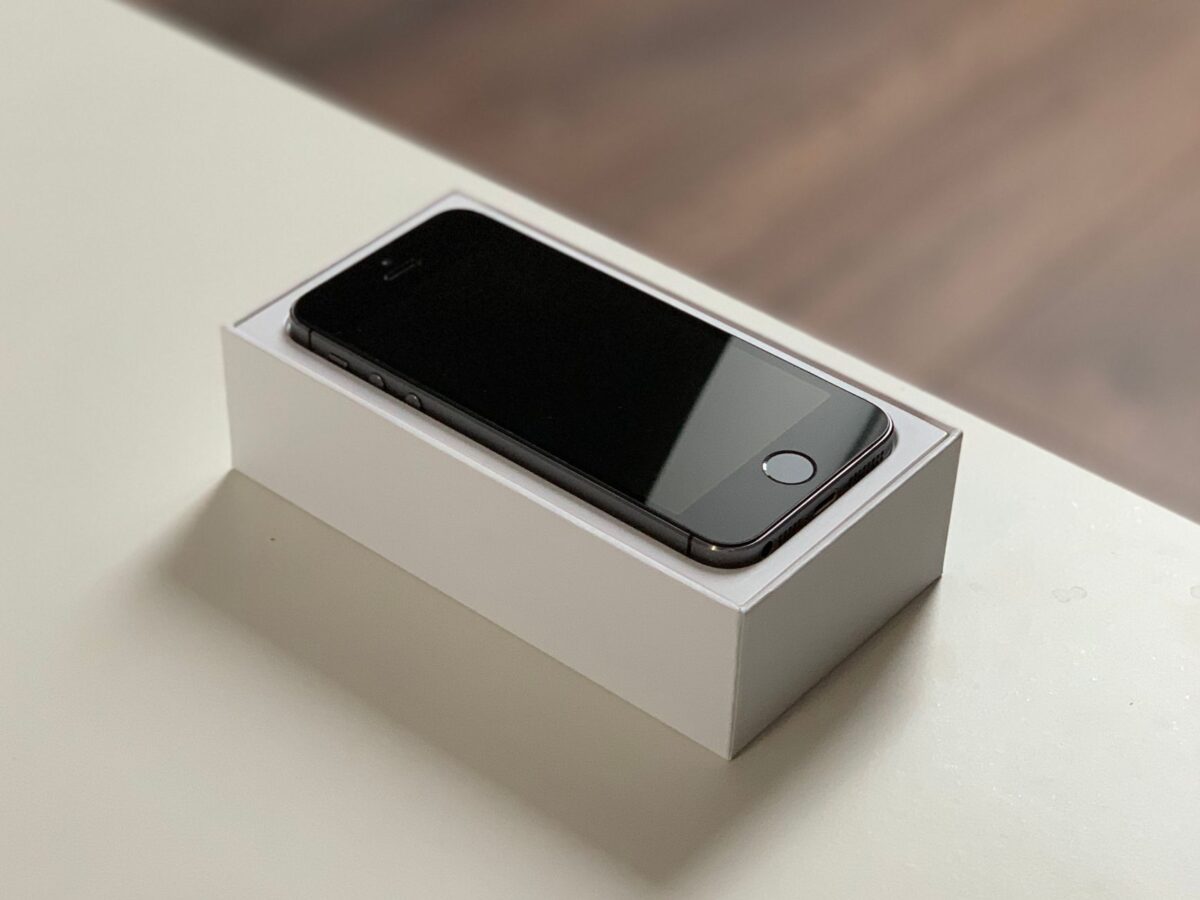 Minimalistic image of a smartphone on its packaging, ideal for tech and gadget themes.